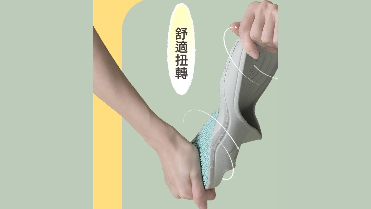 雙手彎折拖鞋展示 EVA 材質的柔韌性